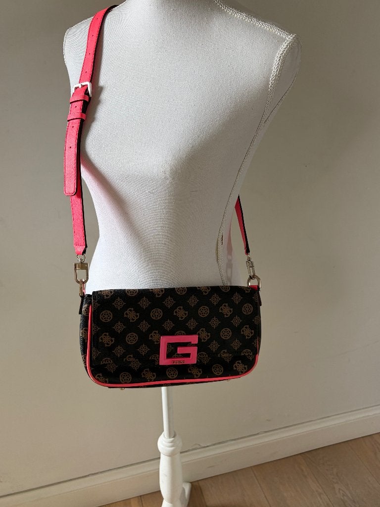 GUESS Handtas / Schoudertas – Monogram Bruin & Felroze, Ophalen of Verzenden, Gebruikt, Bruin, Schoudertasje