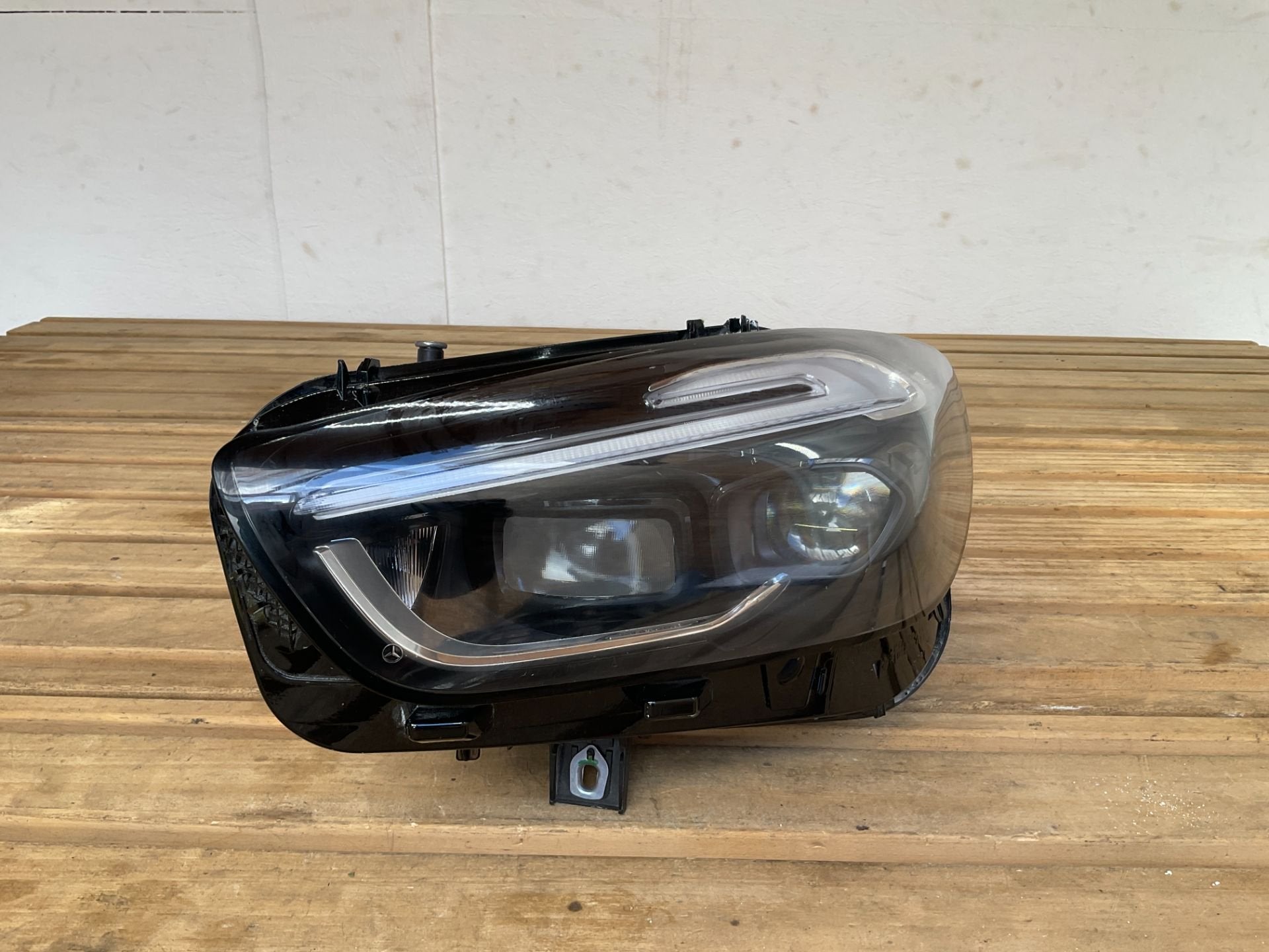 Koplamp Mercedes-Benz GLA / GLB 2020 Present Right b6-4154, Auto-onderdelen, Gebruikt, Mercedes-Benz AG, Mercedes-Benz, Mercedesstrasse 120
70372  Stuttgart, DE