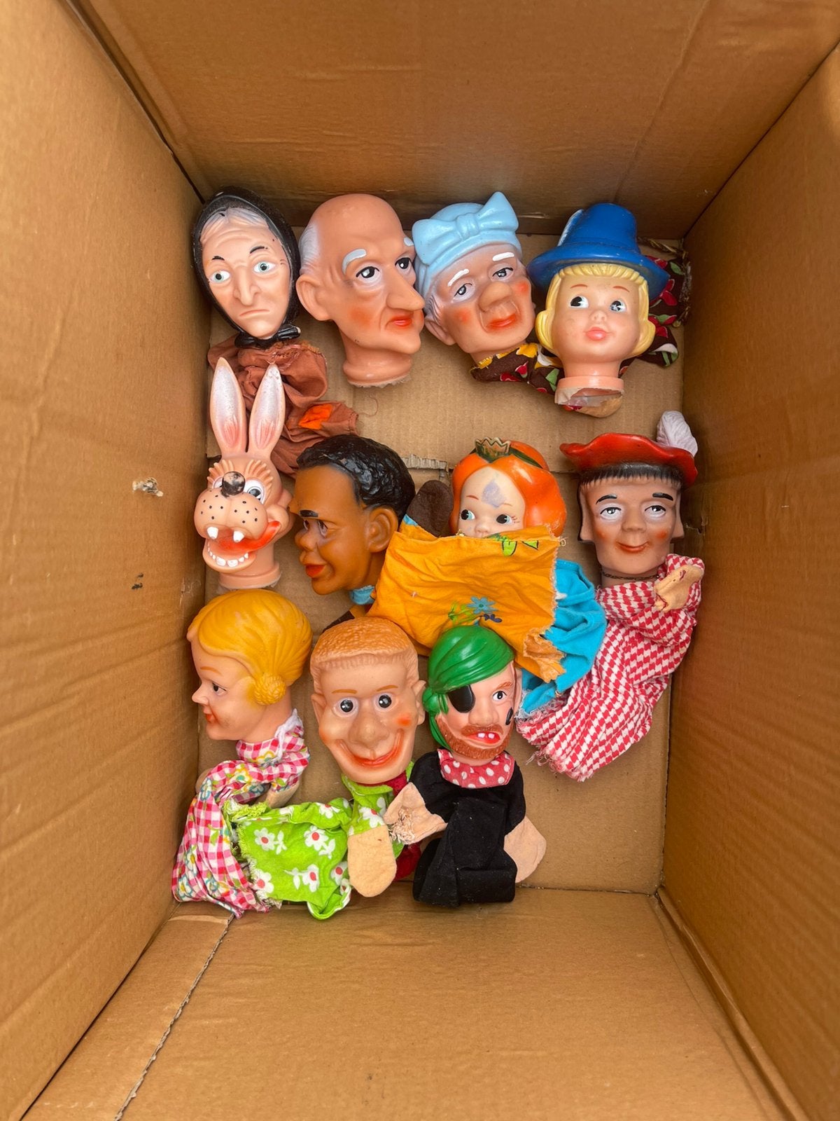 Poppenkastset, Enlèvement