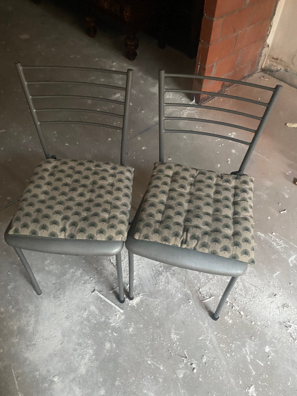 2 ijzeren stoelen, Ophalen, Zo goed als nieuw