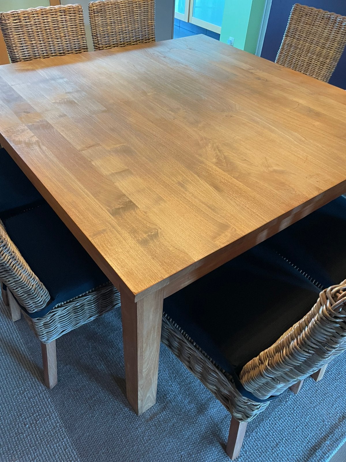 Teaken tafel met 8 rieten stoelen, Huis en Inrichting, Ophalen, Gebruikt, Vierkant, 75 cm of meer