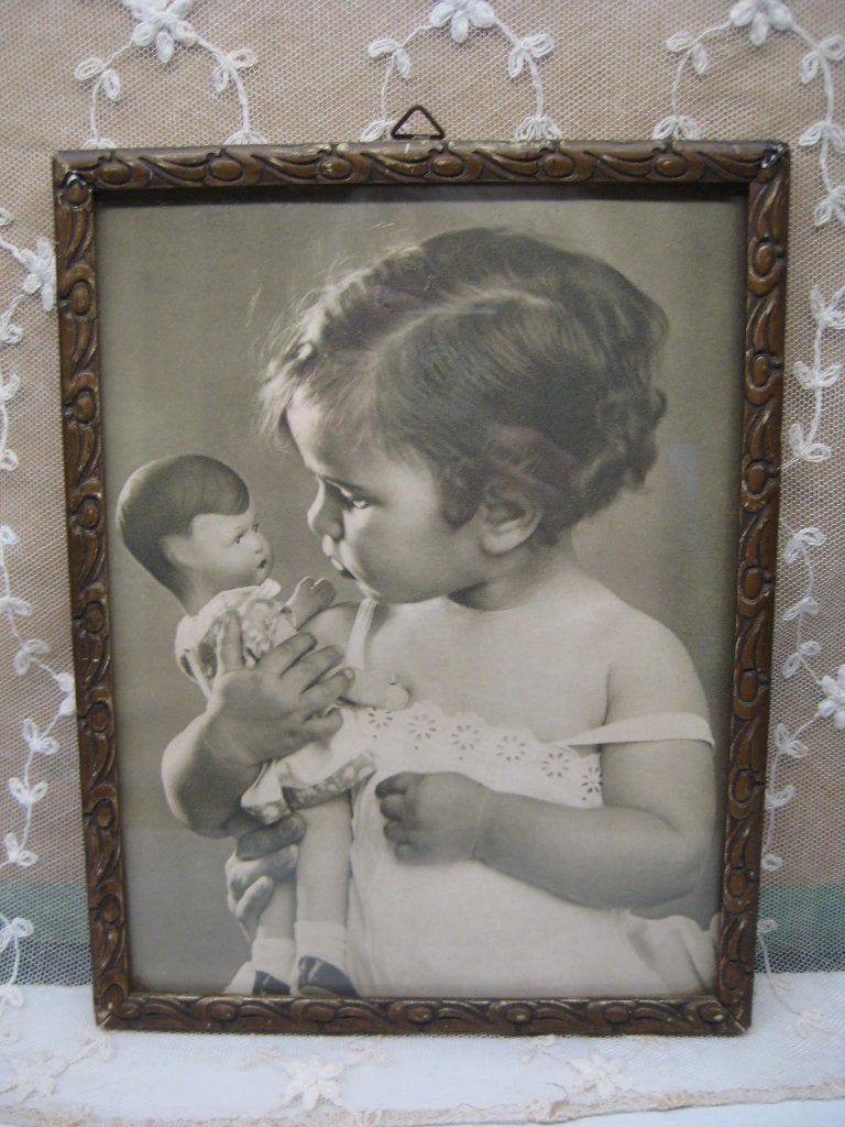 OUDE FOTOLIJST KIND MET POP, Antiek en Kunst, Ophalen of Verzenden