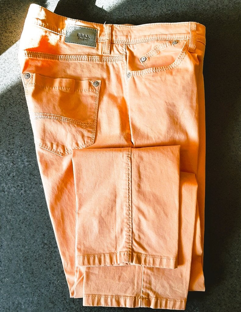 Te koop: Nieuw!!! Mooie zalmroze jeansbroek van "Brax", Ophalen, Overige kleuren, W30 - W32 (confectie 38/40), "Brax"