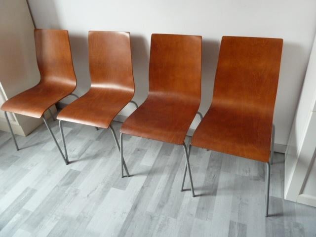 4 Scandinavische robuste stoelen, stapelbaar. Levering ok., Huis en Inrichting, Stoelen, Gebruikt, Bruin, Ophalen of Verzenden