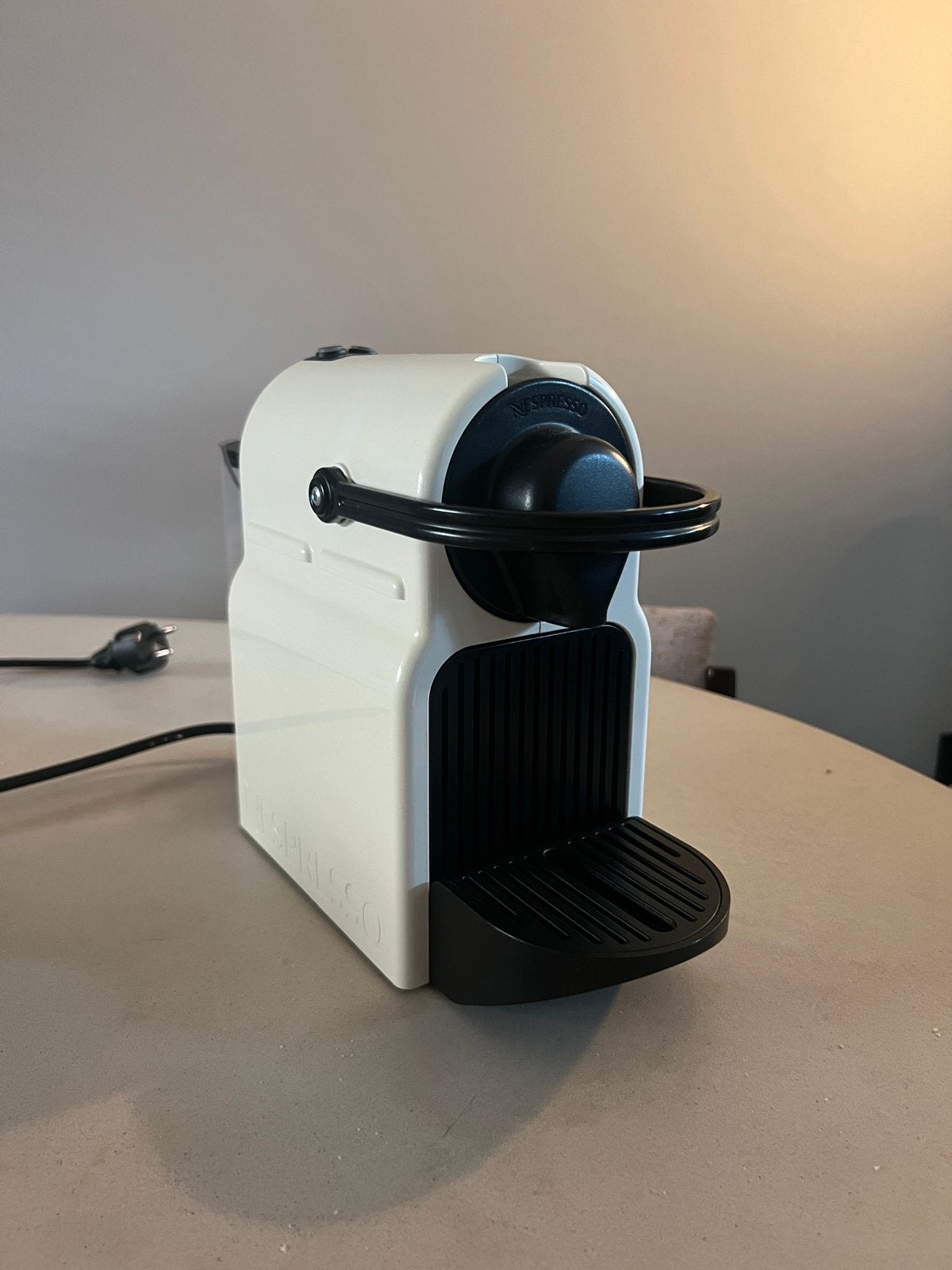 Krups Nespresso Inissia creme wit, Elektronische apparatuur, Ophalen, Gebruikt, Koffiemachine, Koffiepads en cups