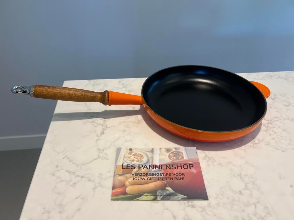 Le Creuset koekenpan Volcanic 26 cm heel goede staat, Huis en Inrichting, Gebruikt, Gietijzer, Ophalen of Verzenden, Keramische plaat