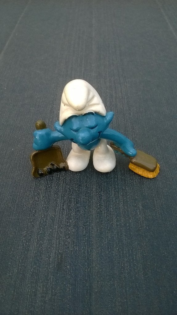 Schtroumpf avec pelle et balayette 2.0184, Enlèvement ou Envoi, Utilisé, Autres Schtroumpfs, Poupée, Figurine ou Peluche
