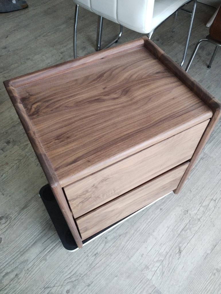 Table de chevet cube en noyer massif 2 tiroirs, Enlèvement ou Envoi, Moins de 55 cm, Comme neuf, Moins de 45 cm
