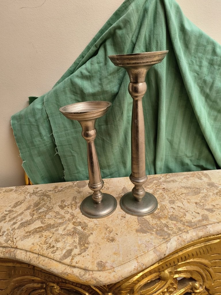 2 zilverkleurige kaarshouders (29cm en 39cm hoog), Ophalen, Gebruikt, Metaal, Kandelaar