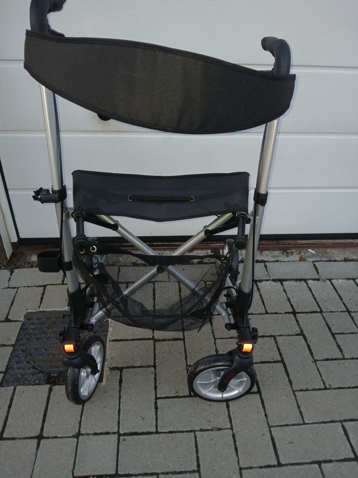 Opvouwbaar wandelrek met zitje en mand- vermeiren, Diversen, Ophalen, Opvouwbaar, Zo goed als nieuw