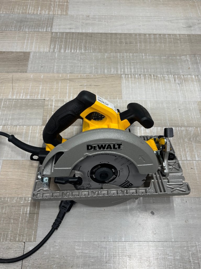 scie circulaire dewalt dwe576, Bricolage & Construction, 1200 watts ou plus, 30 à 70 mm, Enlèvement, Utilisé