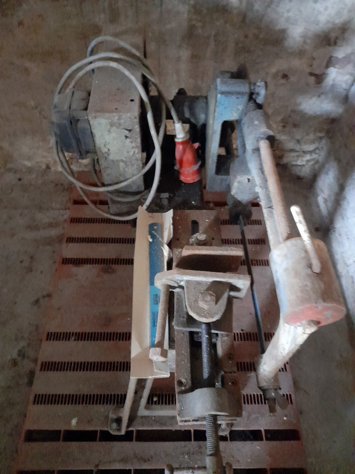 Machine à scier, pour fer à repasser, bon état, Enlèvement, Utilisé