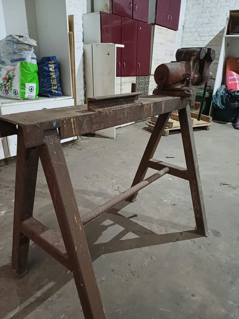 Établi d’atelier ancien avec grand étau en fonte, Bricolage & Construction, Enlèvement, Utilisé, Étau