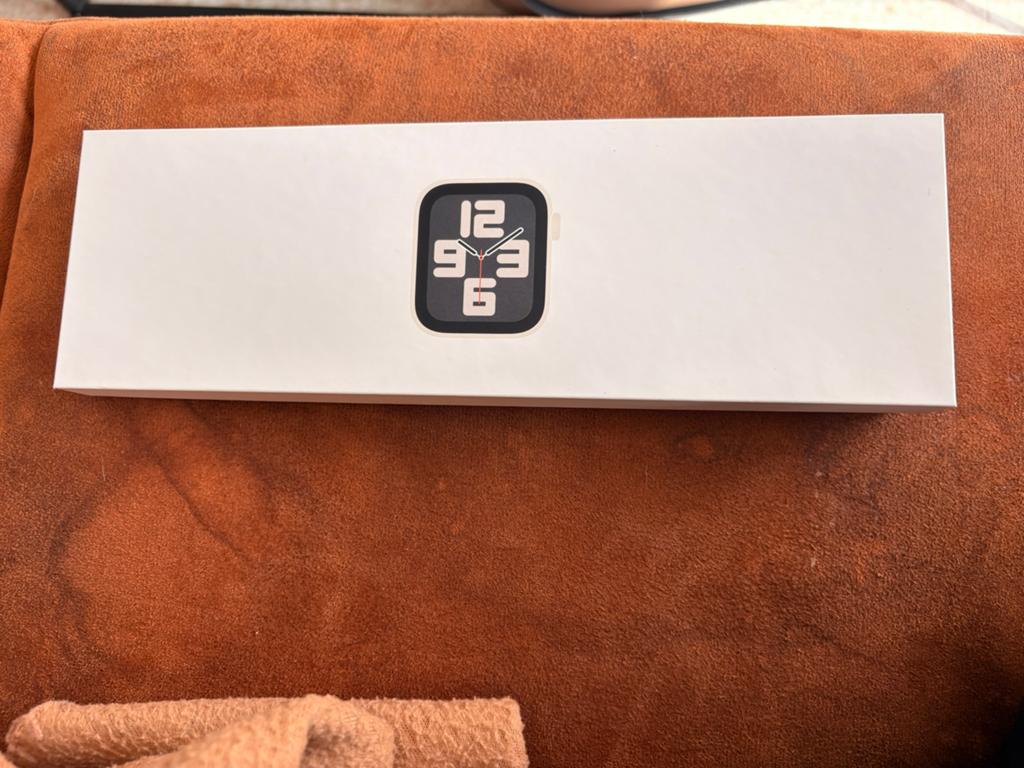 Apple Watch SE (GPS) (2e generatie) 2024, Handtassen en Accessoires, Smartwatches, Conditie, IOS, Ophalen of Verzenden, Zo goed als nieuw