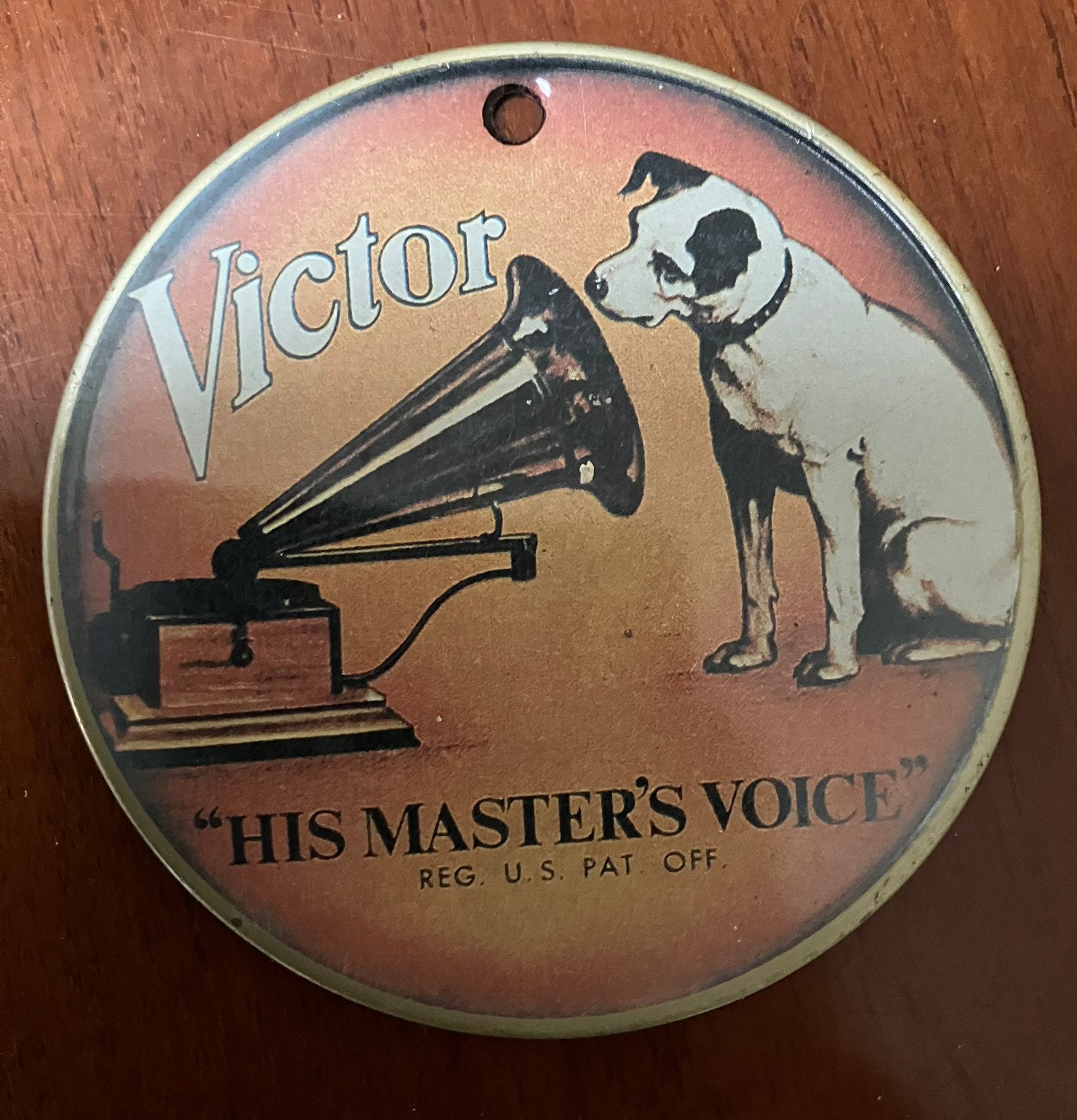 His Masters Voice Victor reklame mat. Ijzer  diameter 9cm., Ophalen, Gebruikt