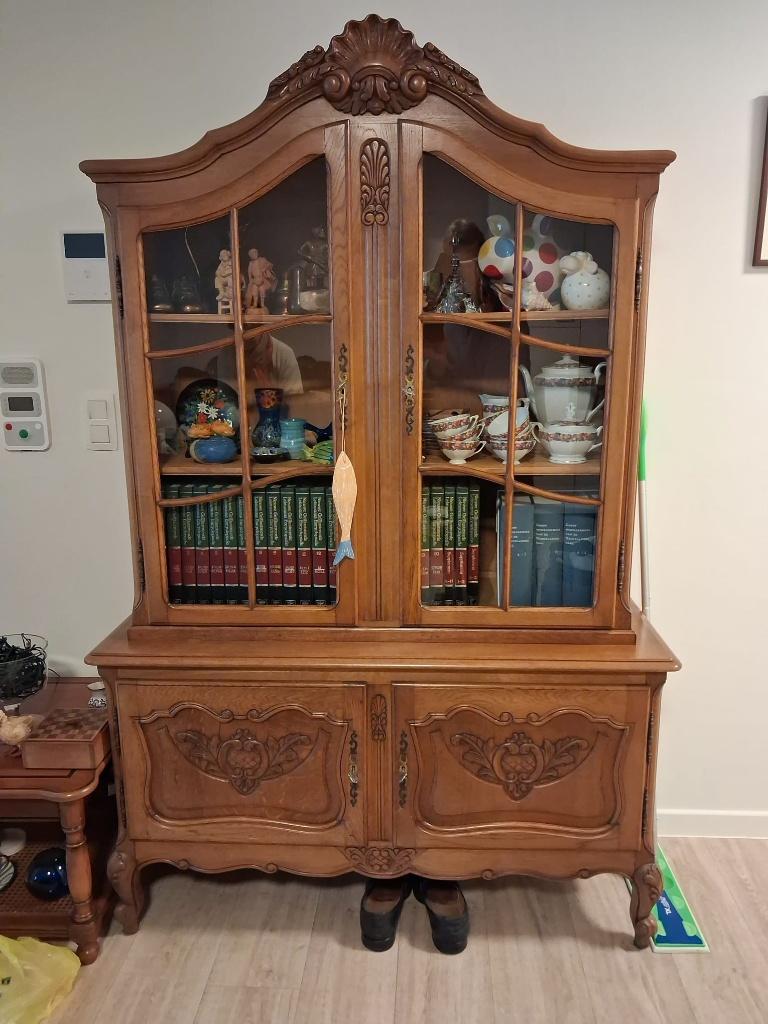 Massief houten vitrinekast/buffetkast in klassieke stijl, Huis en Inrichting, Kasten | Buffetkasten, Gebruikt, 150 tot 200 cm