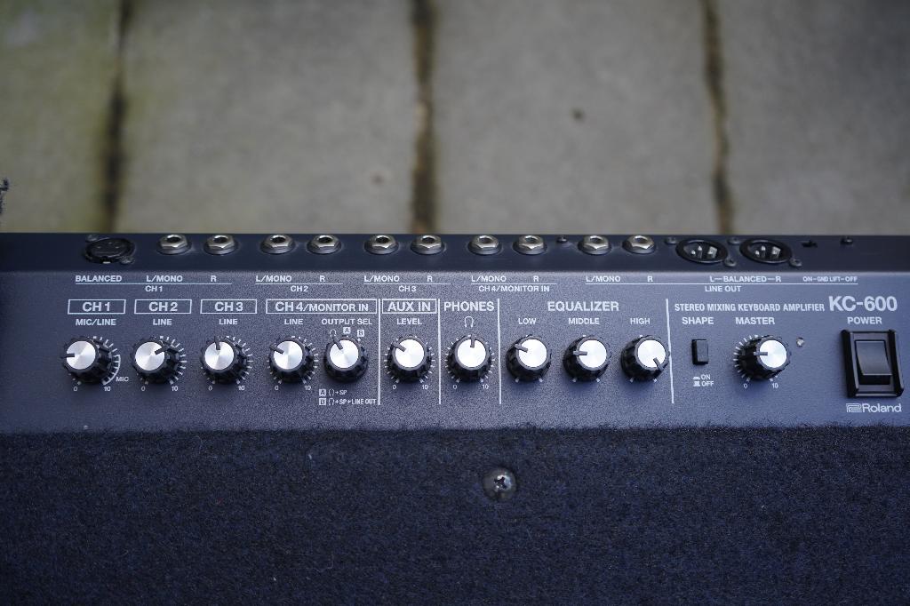 Roland KC600 Ampli, Musique & Instruments, Enlèvement, Comme neuf, Moins de 500 watts, Ampli clavier