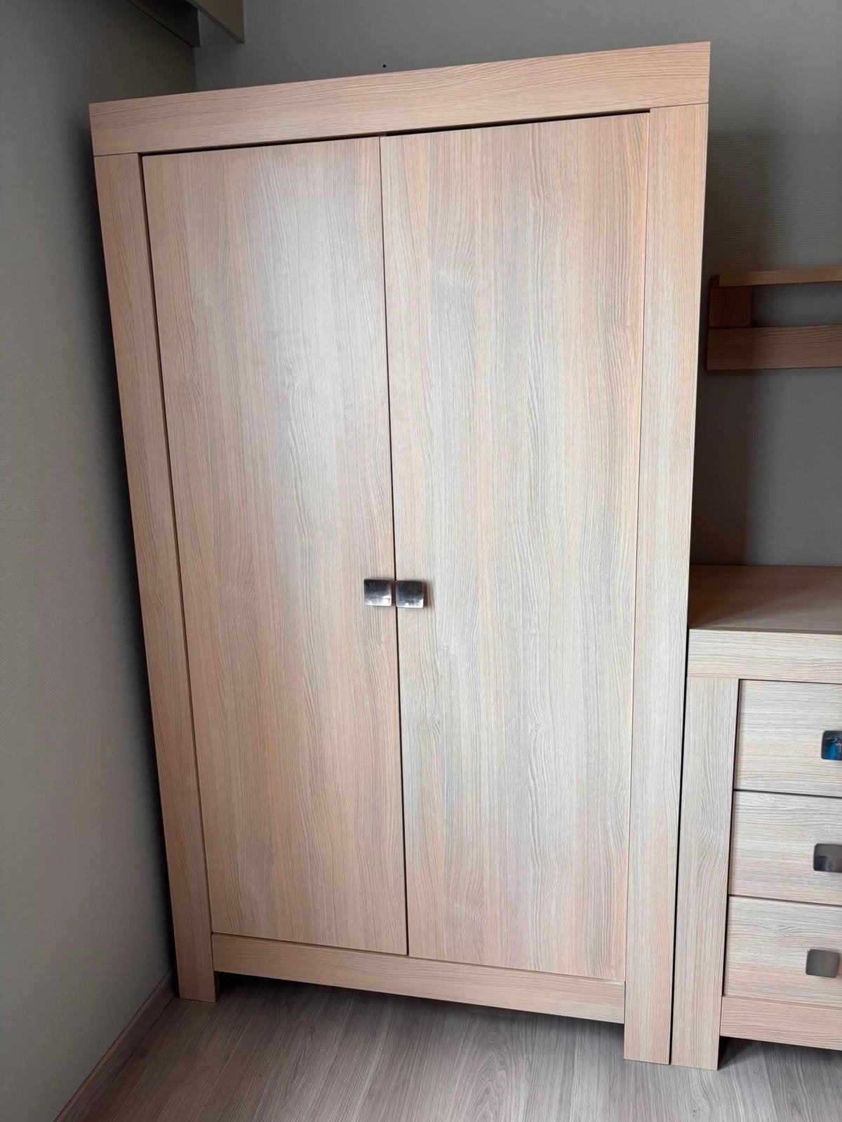 Kledingkast en commode en een rekje, Huis en Inrichting, Slaapkamer | Complete slaapkamers, Ophalen, Zo goed als nieuw