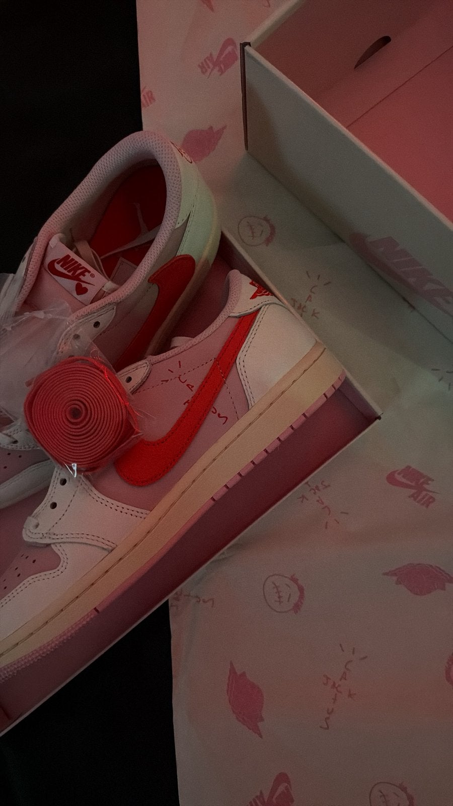 travis x nike tropical pink taille 42, Vêtements | Hommes, Neuf, Enlèvement ou Envoi, Autres couleurs, Baskets