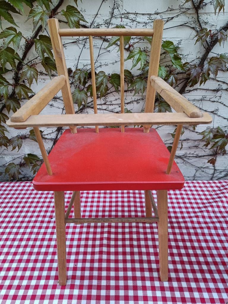 Chaise de poupée en bois, Enlèvement
