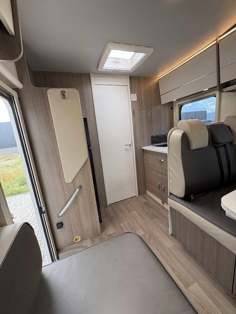 Luxe XGO Dynamic 95 G alkoofcamper uit 2024, Caravans en Kamperen, Overige merken, Alkoof, Ringverwarming, 7 tot 8 meter