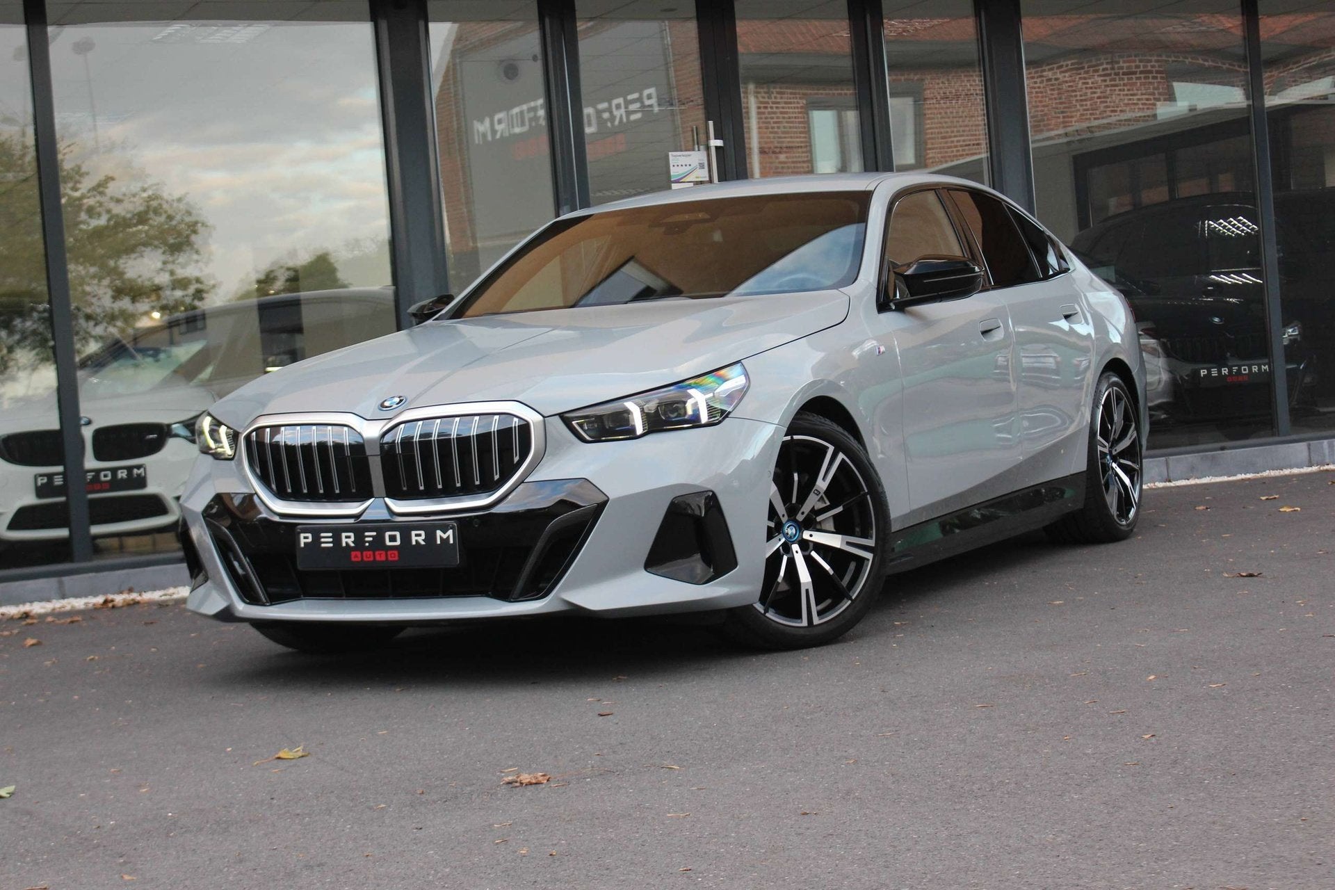 BMW i5 eDrive40*M-SPORT*340PK*DRIVING ASSISTANT PRO*HARMAN K, Autos, Argent ou Gris, Achat, Entreprise, Ordinateur de bord