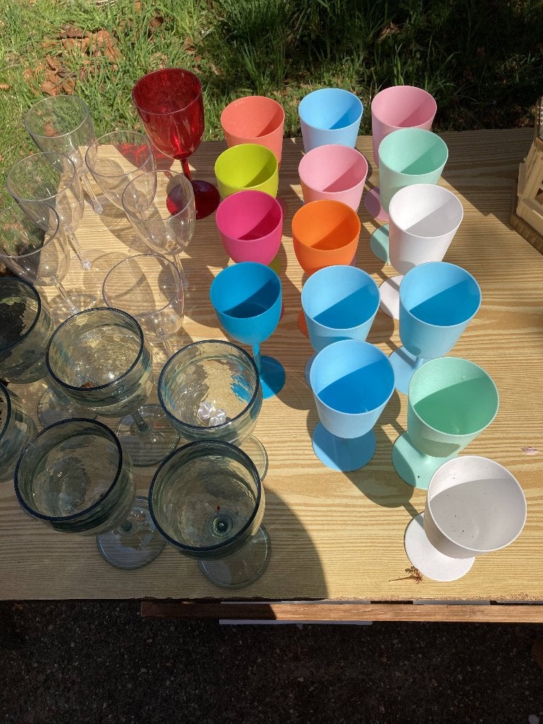 lot degelijke plastic glazen op voet alles 15 euro, Verzamelen, Ophalen of Verzenden