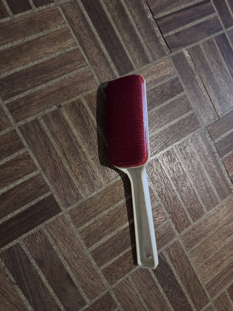 Brosse à linges/brosse à peluches, double face, rouge/blanc, Collections, Rétro, Maison et Meubles, Enlèvement