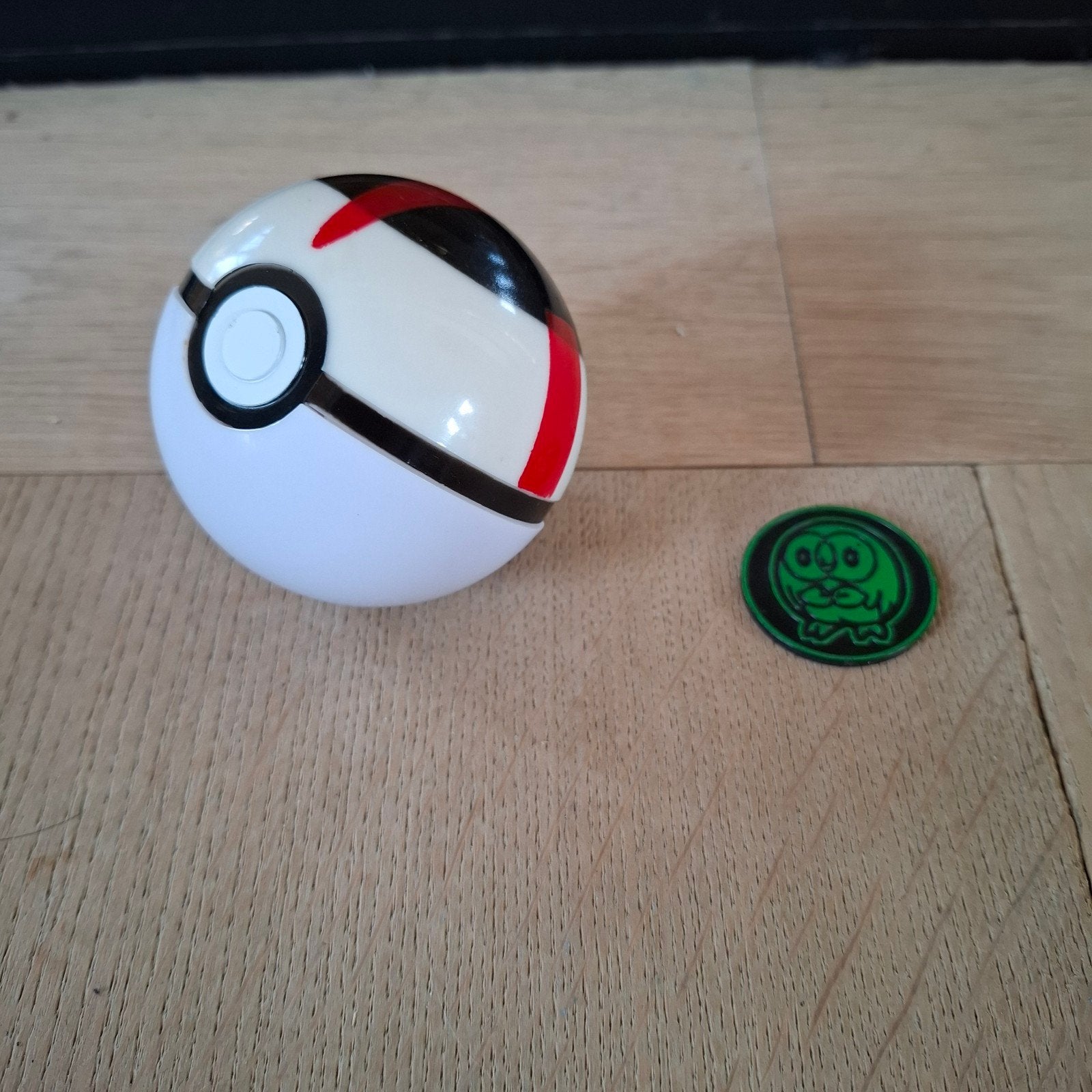 Mystery Pokémon bal en munt, Hobby en Vrije tijd, Ophalen of Verzenden, Gebruikt