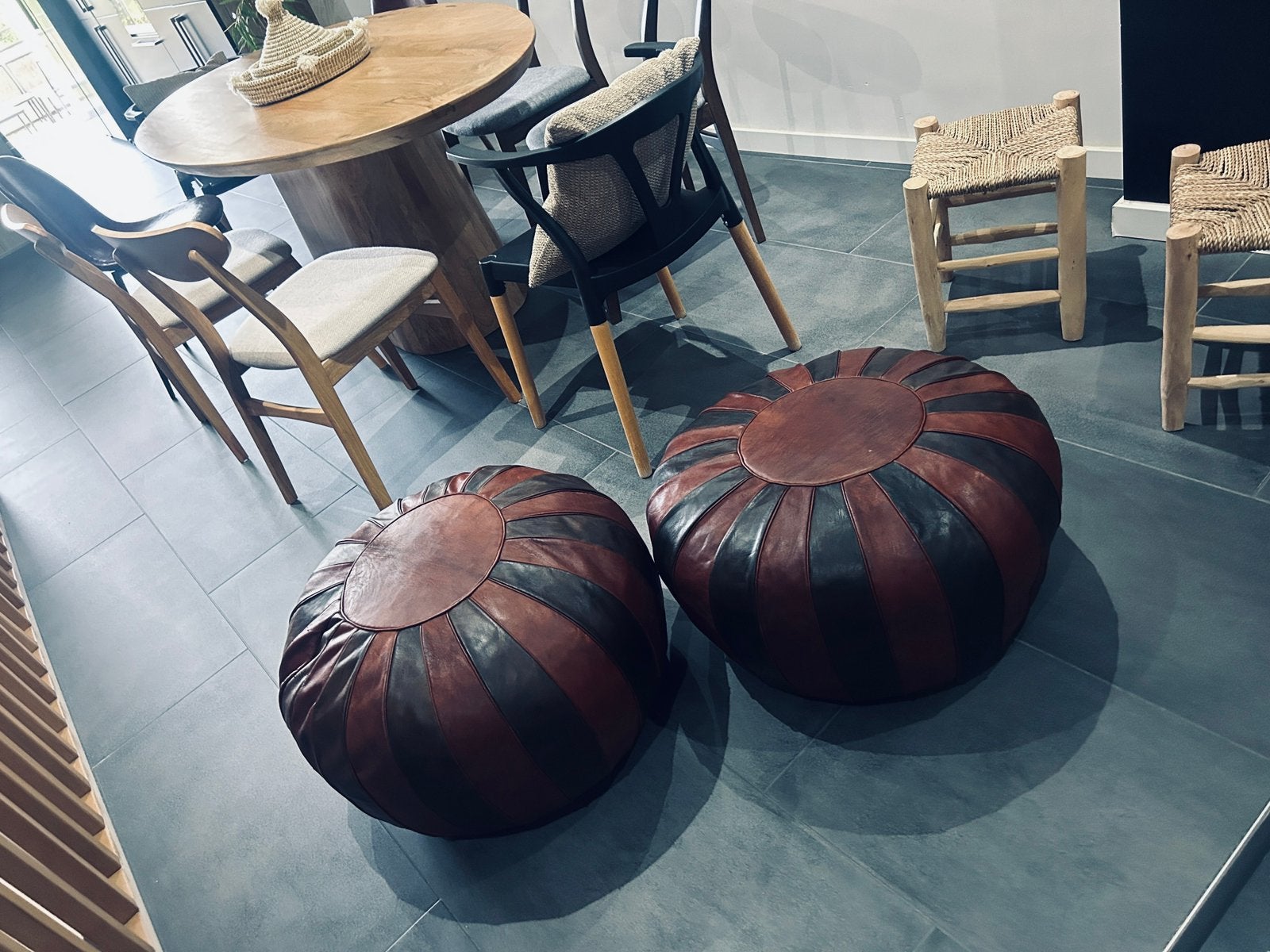 jeu de 2 poufs en cuir véritable bicolore etat neuf, Enlèvement ou Envoi, Comme neuf, Cuir