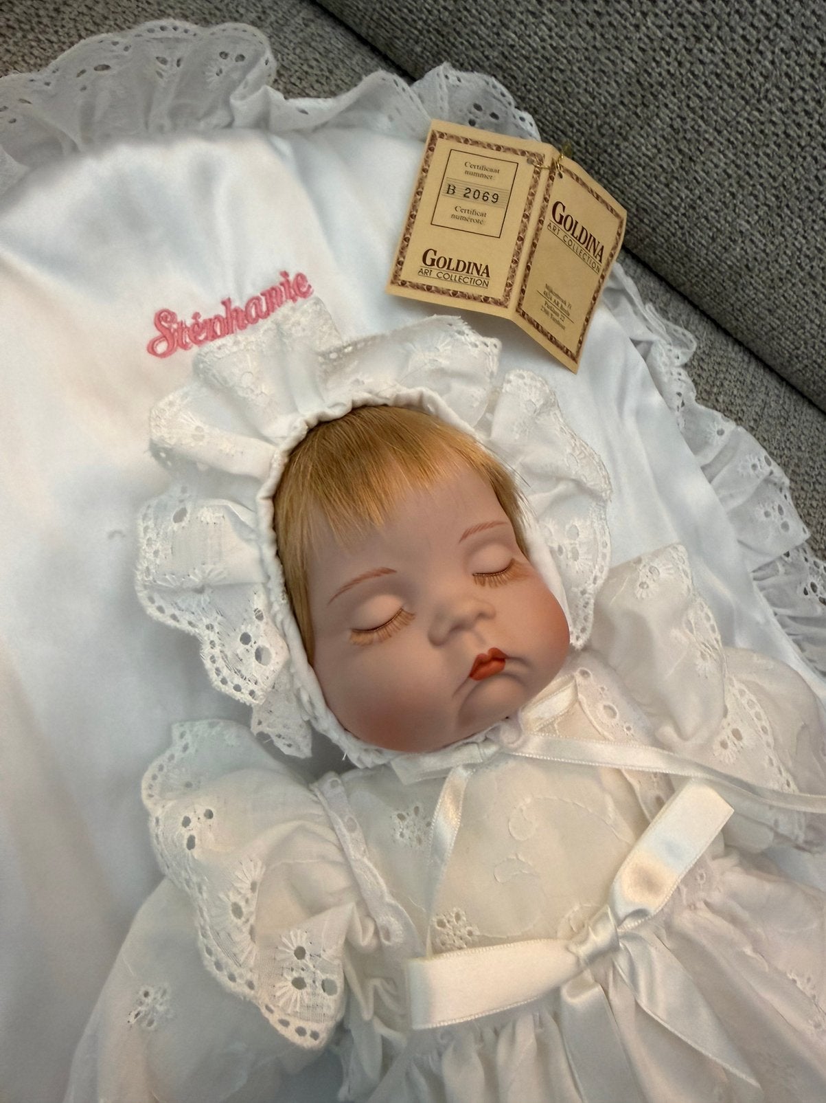 Poupée porcelaine Stéphanie boîte originale robe de baptême, Collections, Enlèvement ou Envoi, Neuf, Poupée