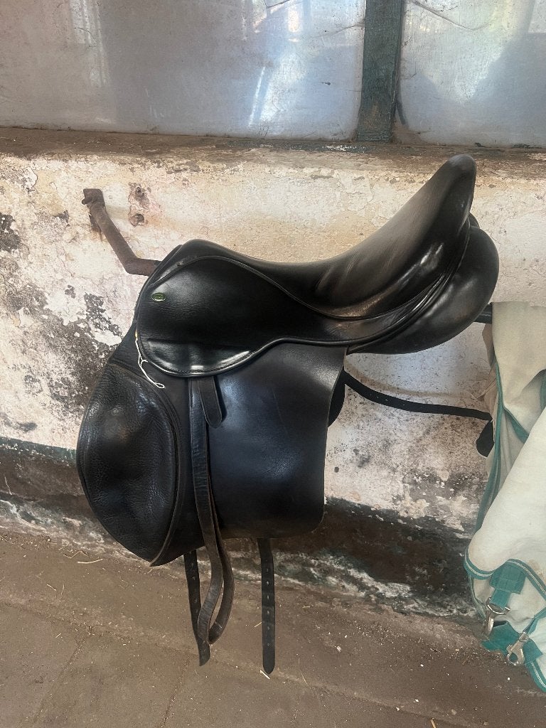 Selle de saut Hulsebos 17'5 M/MW, Hulsebos, Siège semi-creux, Housse de selle incluse, L (17.5 pouces)
