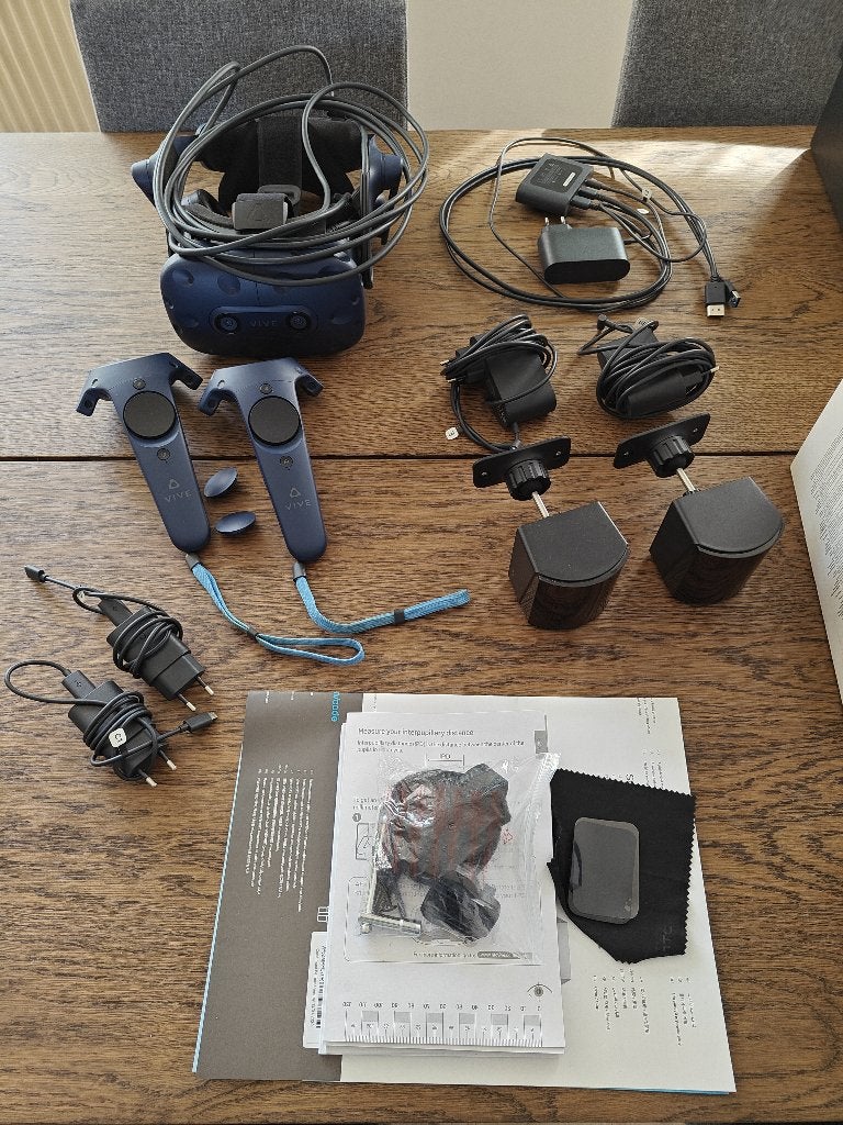 Kit VR HTC Vive Pro - 2 manettes + 2 stations de base, Consoles de jeu & Jeux vidéo, Enlèvement, Utilisé, Lunettes VR, PC