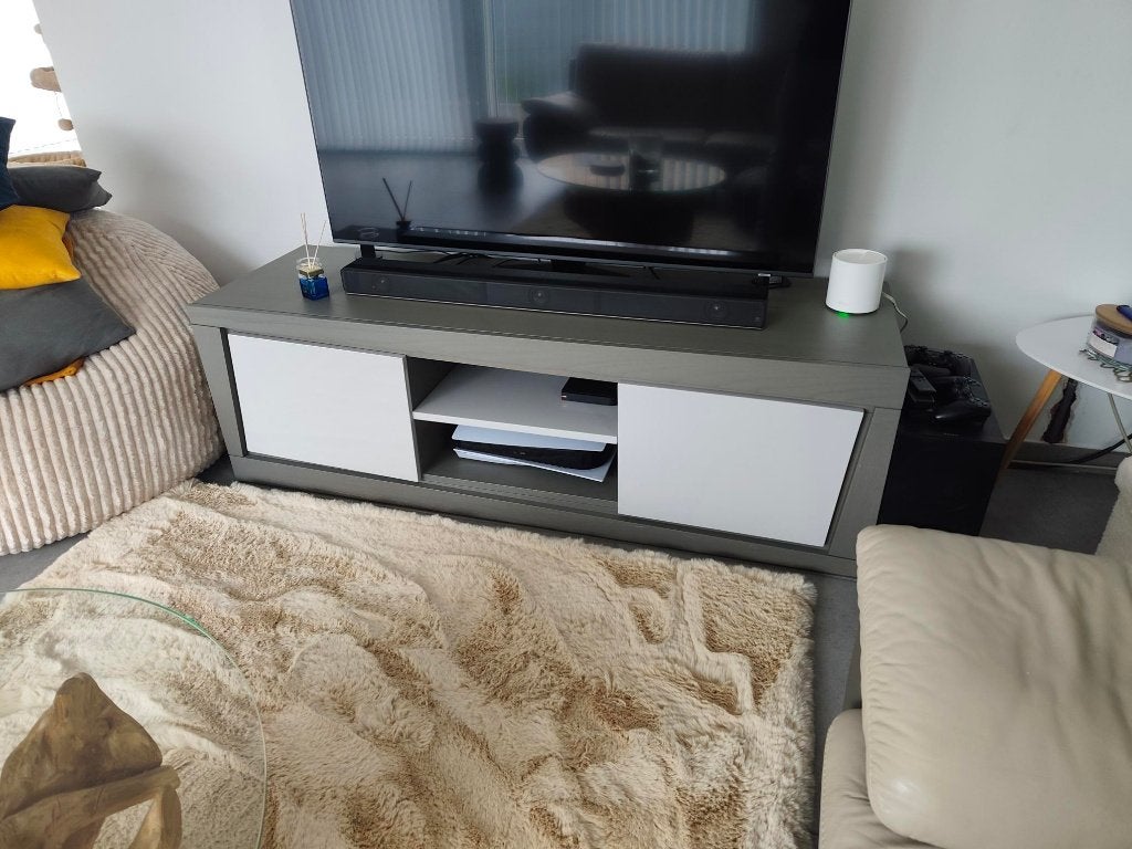 Meuble TV 160cm sur 50cm bois plein gris/taupe, Maison & Meubles, Armoires | Mobilier de télévision, 25 à 50 cm, Moins de 100 cm