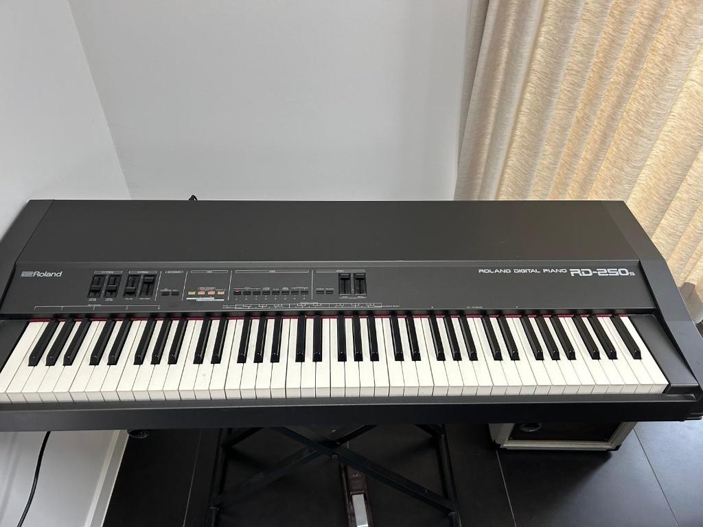 Roland RD-250S 76-Key Digital Piano +Roland amplifier&pedaal, Ophalen, Gebruikt, Zwart, Digitaal