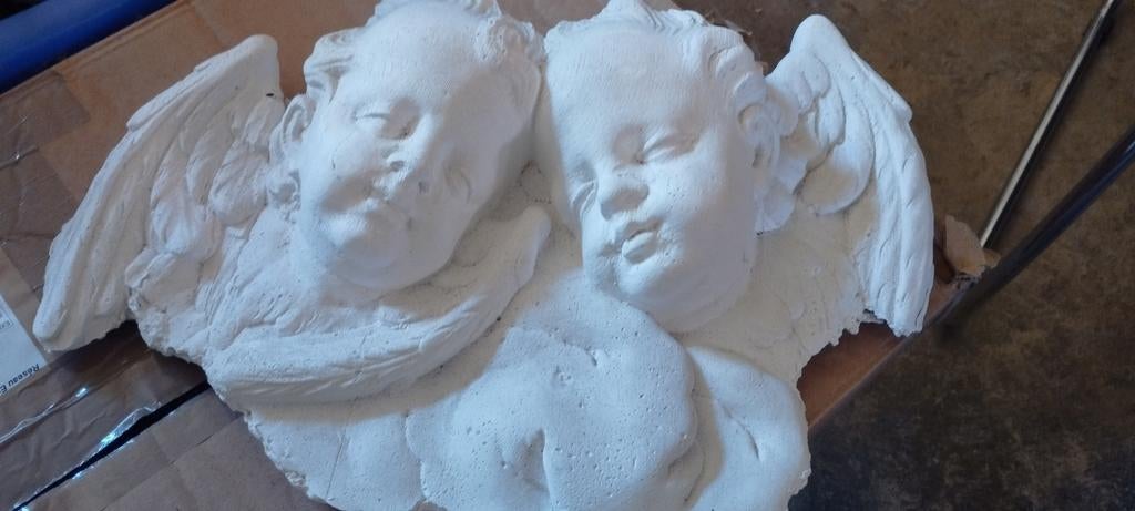 Tête d'anges en plâtre, Enlèvement