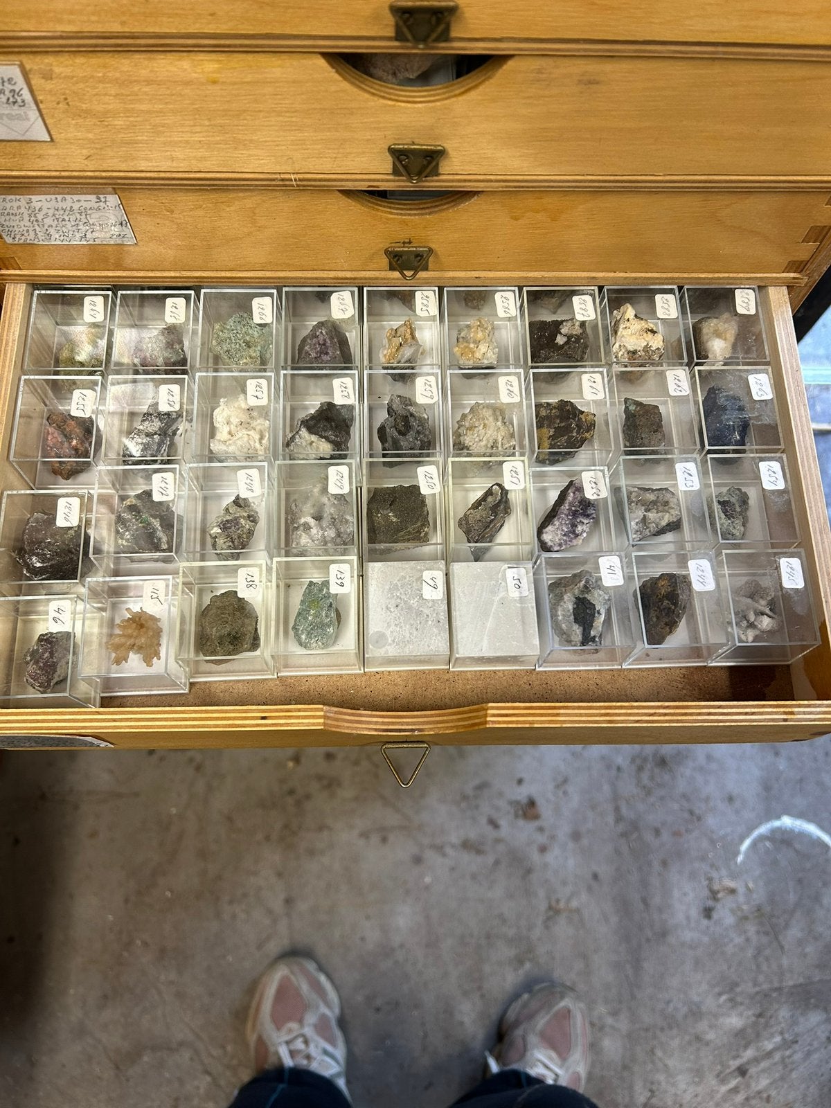 Professionele mineralenverzameling, Ophalen