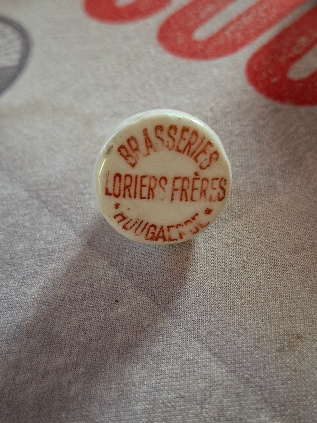 BOUCHON EN PORCELAINE HOUGAERDE BRASSERIES LORIERS FRERES, Enlèvement ou Envoi, Utilisé, Emballage