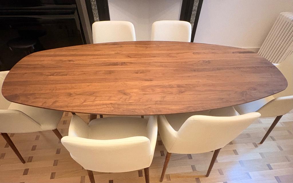 Moderne ovale tafel van massief notenhout van Mobitec, Huis en Inrichting, Tafels | Salontafels, Ophalen, Overige materialen, Gebruikt