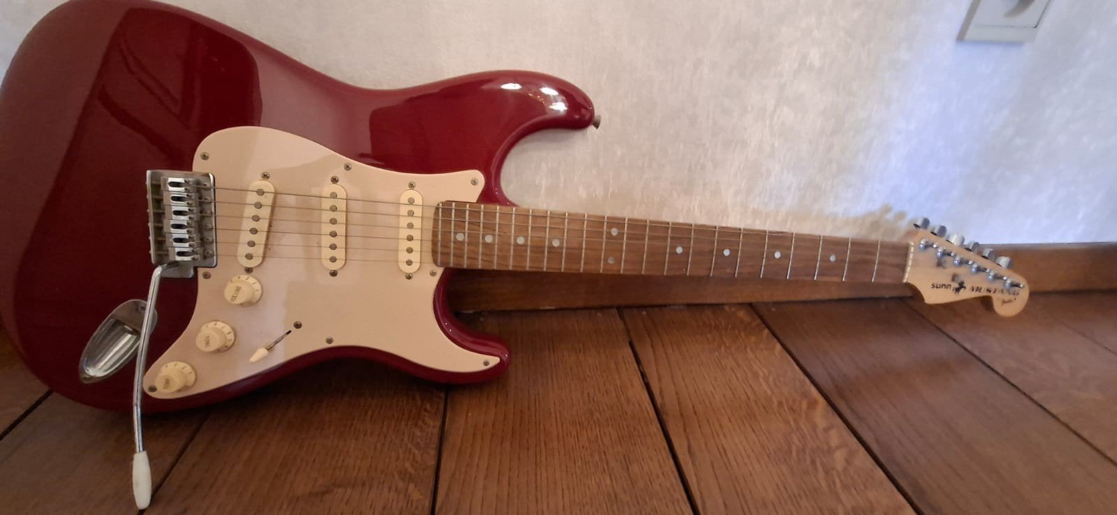 Sunn Mustang by Fender Stratocaster (rood) 
M, Ophalen