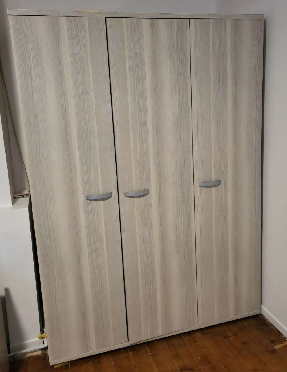 Mooie slaapkamerset: 3-deurs kleerkast, dressoir/ladekast en, Ophalen