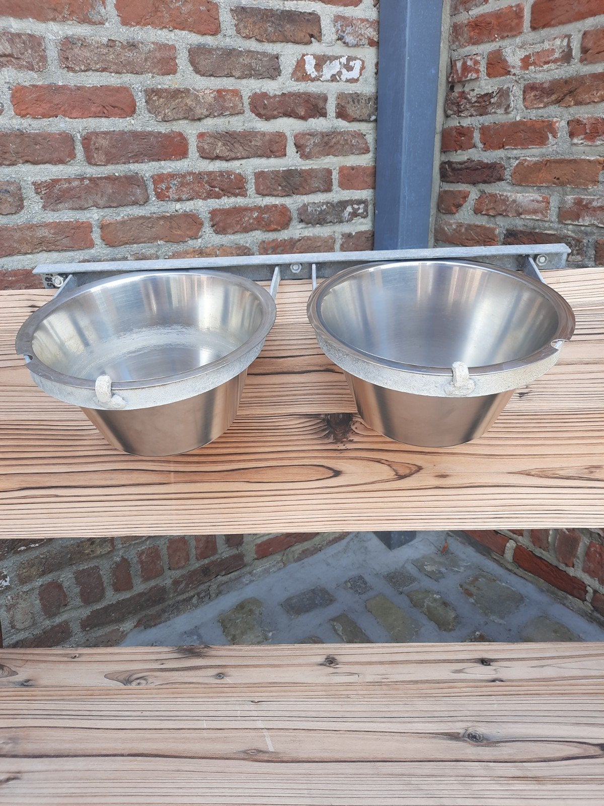 Zware drink en eetbak in houder voor in een ren, Animaux & Accessoires, Nourriture & Bols pour chiens, Enlèvement