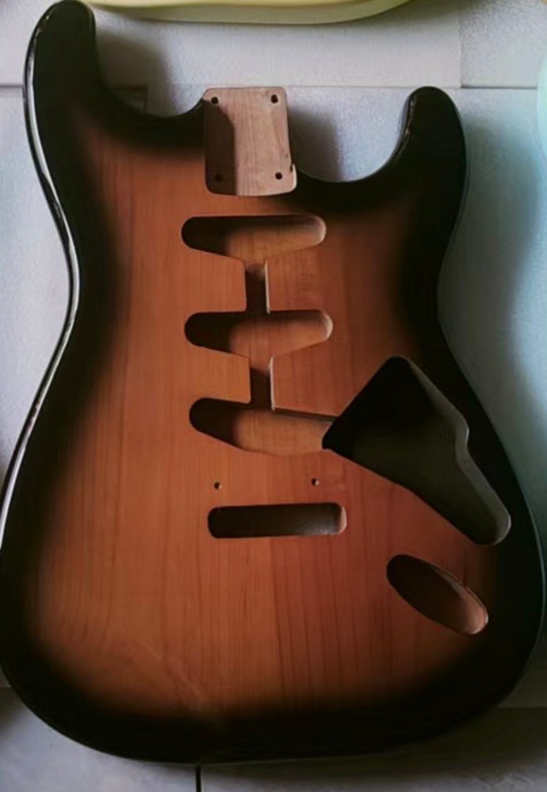 Stratocaster body- 2 tone SB Nitro high gloss 2 delig, Musique & Instruments, Envoi, Neuf