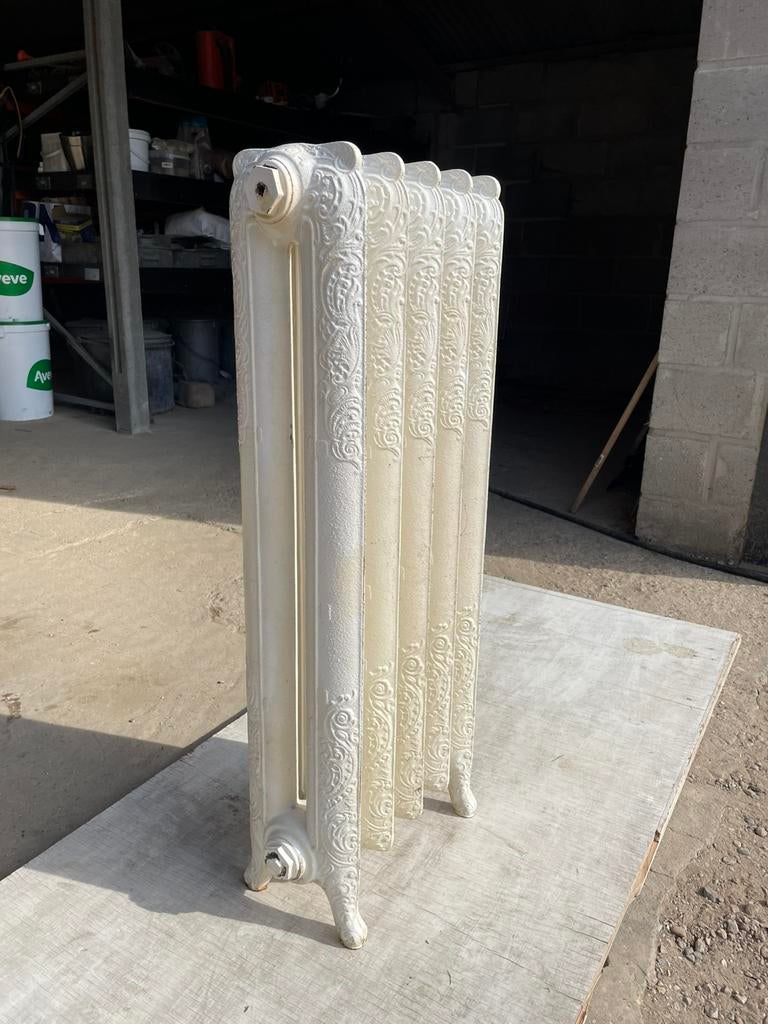 Gietijzeren radiator met bloemenmotief, Doe-het-zelf en Bouw, Verwarming en Radiatoren, Zo goed als nieuw, Ophalen