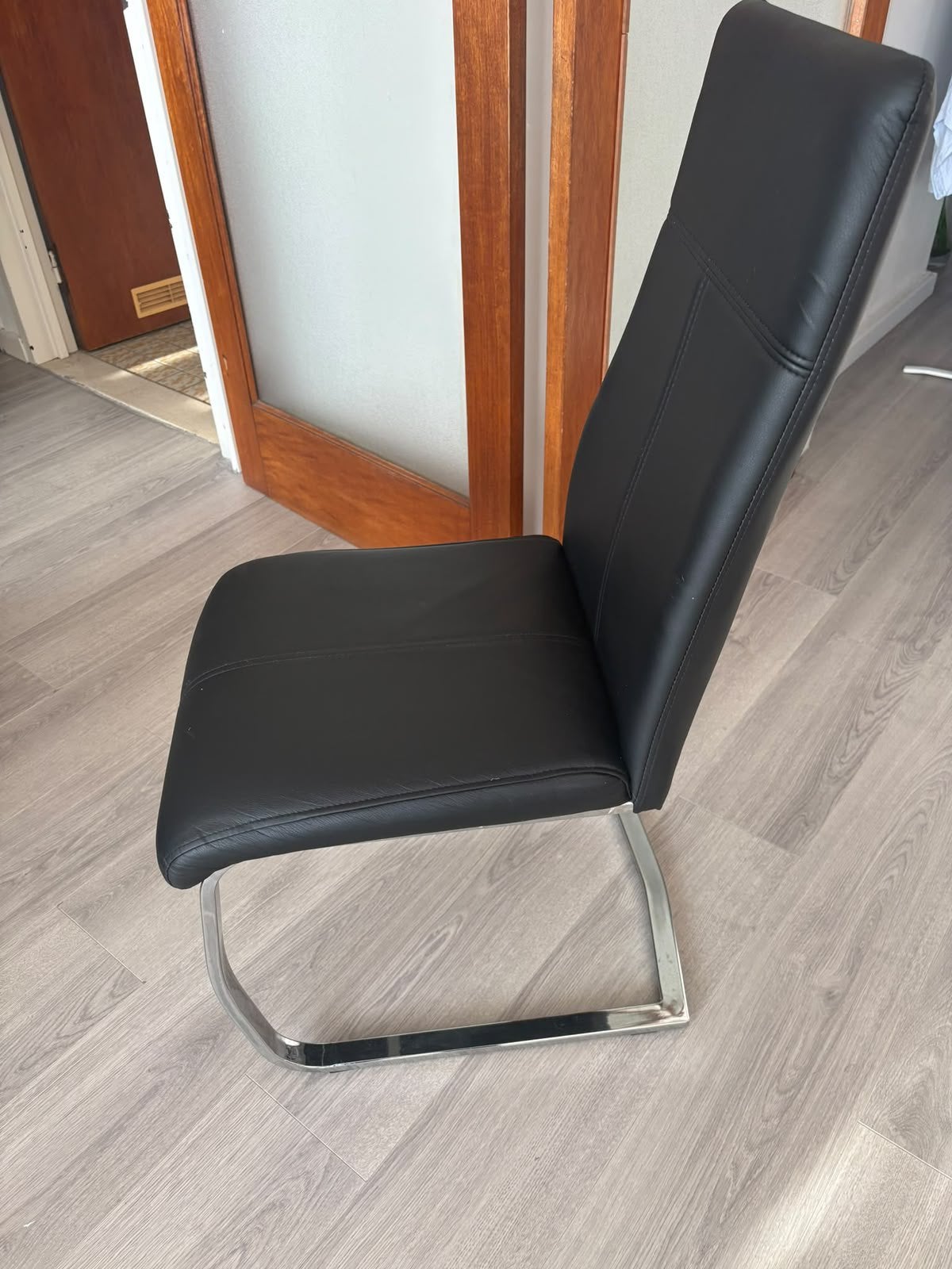 4 élégantes chaises de salle à manger noires en bon état, Enlèvement, Comme neuf