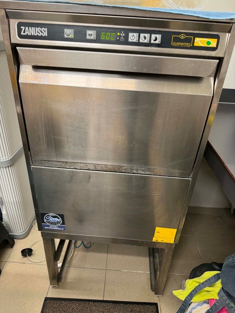 Professionele vaatwasmachine, Ophalen, Gebruikt, Wassen en Drogen