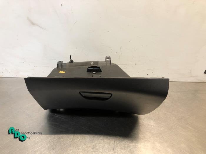 Boîte à gants d'un Peugeot 208 (208 12-), -, 3 mois de garantie, Utilisé, -