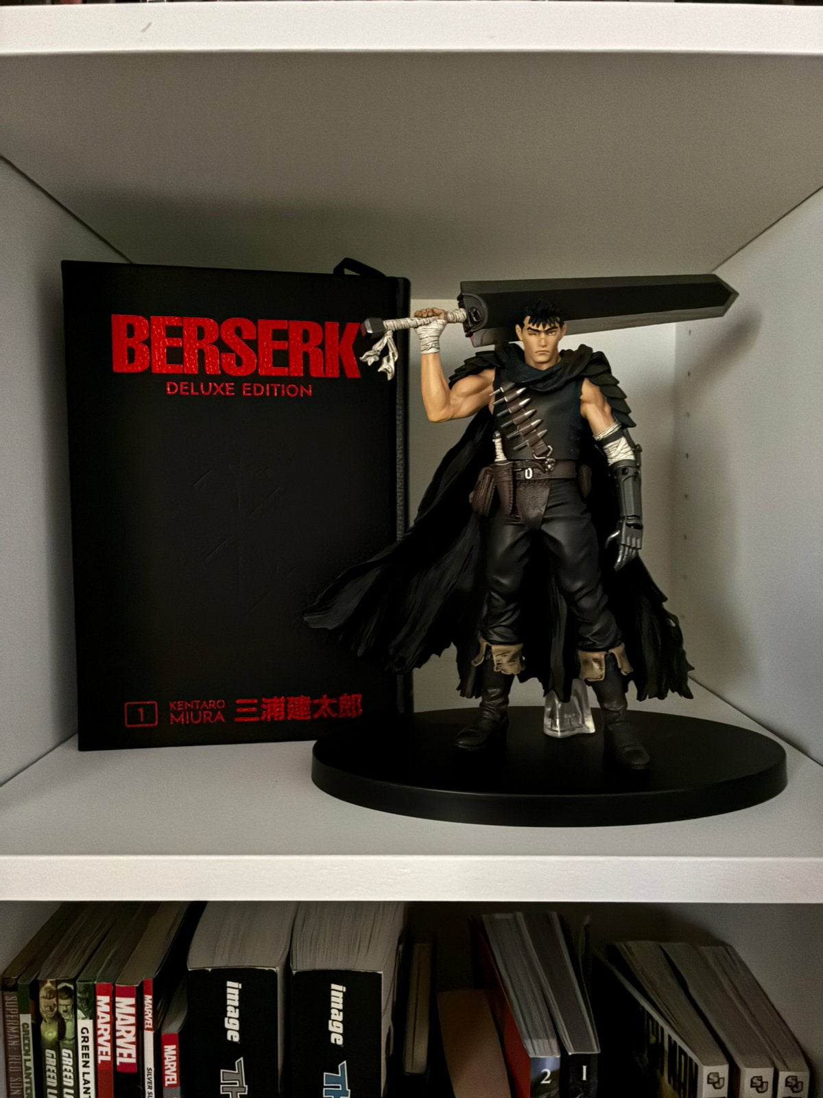 Berserk deluxe edition vol1 & statue Guts, Boeken, Strips | Comics, Eén comic, Ophalen, Zo goed als nieuw, Japan (Manga)