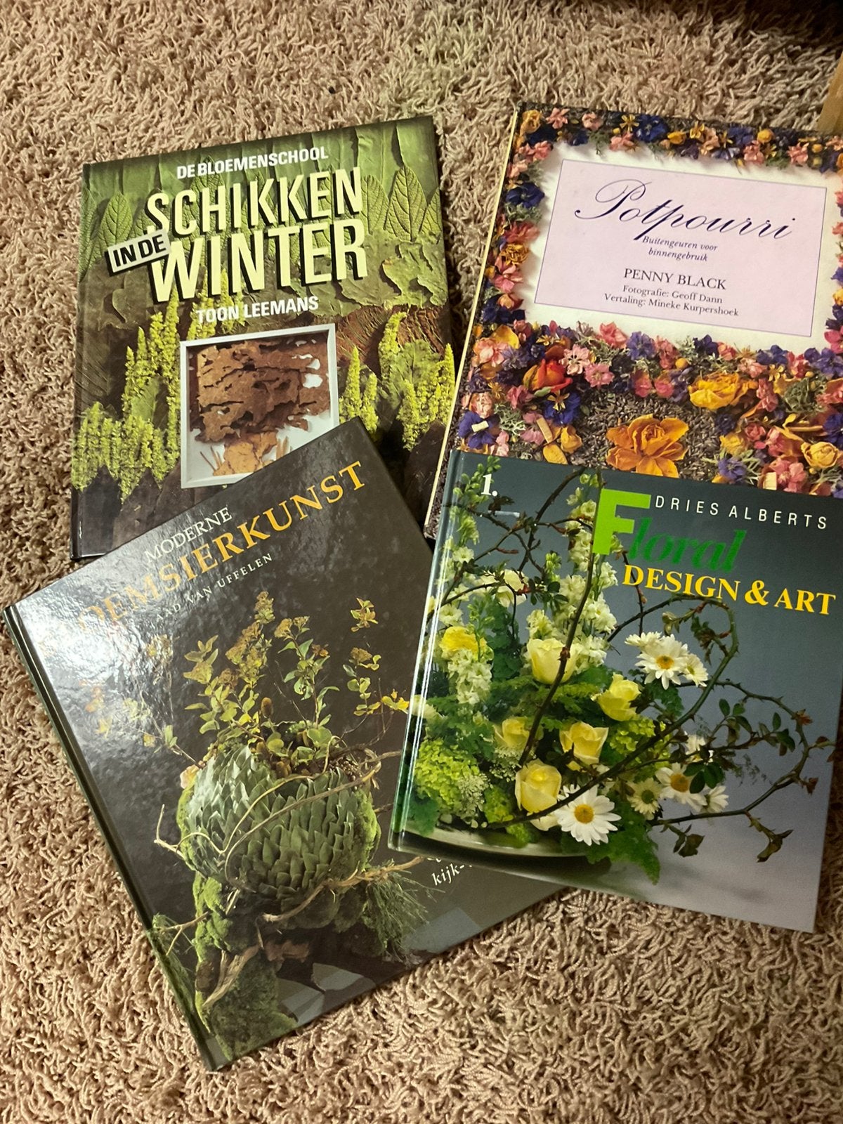 4 boeken over bloemschikken, Boeken, Ophalen of Verzenden, Zo goed als nieuw