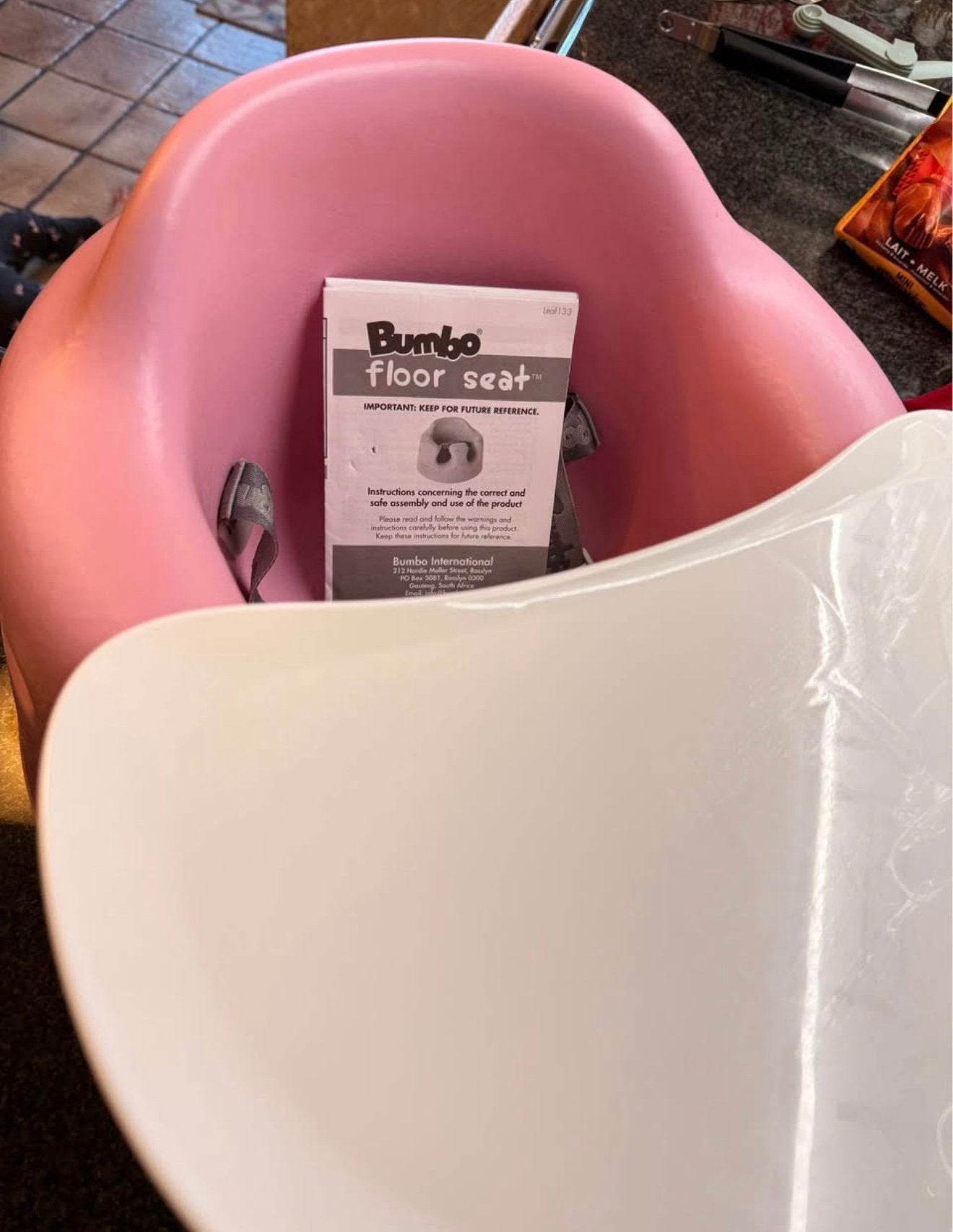 Te KOOP: BUMBO vloerzitje met play tray speeltafeltje, Ophalen, Zo goed als nieuw
